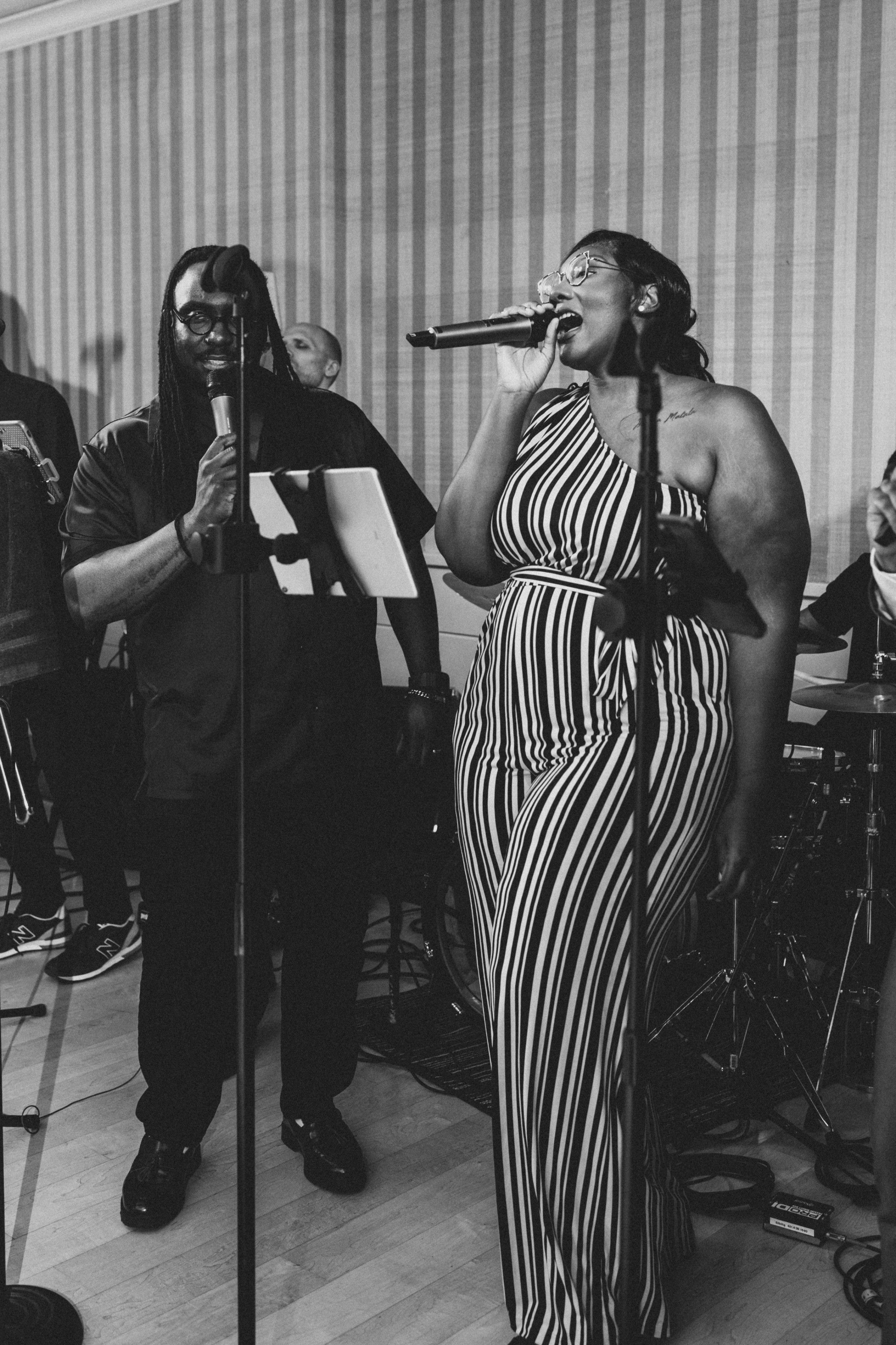 Black and white photo of soulful duet singers performing live at an intimate wedding venue.