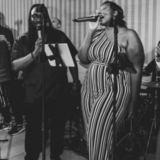 Black and white photo of soulful duet singers performing live at an intimate wedding venue.